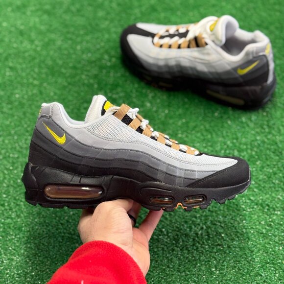 Nike Air Max 95 Icons Yellow Strike Mens Running Shoes DX4236-100 VNDS Sz 8 - Picture 1 of 7